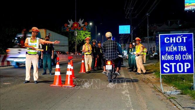 Lực lượng chức năng Tây Ninh lập chốt kiểm tra nồng độ cồn đối với người điều khiển phương tiện tham gia giao thông trên tuyến Quốc lộ 22B. Ảnh: Minh Phú - TTXVN 
