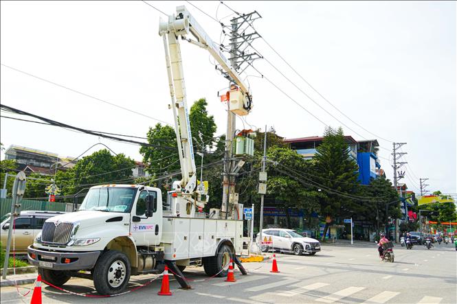 Đội sửa chữa hotline, Công ty Điện lực Điện Biên huy động máy móc, phương tiện hiện đại để sửa chữa, bảo dưỡng, vệ sinh, đấu nối thiết bị trực tiếp trên lưới điện. Ảnh: Phan Quân - TTXVN