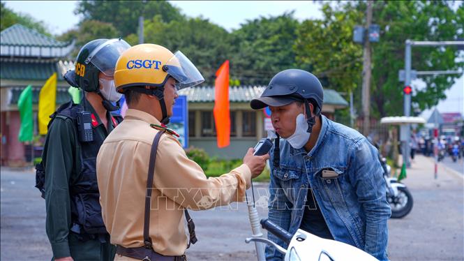 Lực lượng chức năng kiểm tra nồng độ cồn đối với người điều khiển phương tiện tham gia giao thông tại xã Mỹ Hạnh, tỉnh Tây Ninh. Ảnh: Minh Phú - TTXVN 