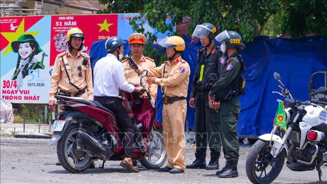 Cảnh sát giao thông Công an tỉnh Tây Ninh kiểm tra, nhắc nhở người điều khiển phương tiện chấp hành các quy định về trật tự, an toàn giao thông. Ảnh: Minh Phú – TTXVN