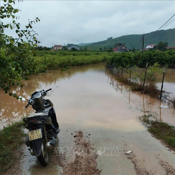 Nước lũ gây ngập, chia cắt giao thông tại một số khu vực. Ảnh: Đồng Thúy- TTXVN