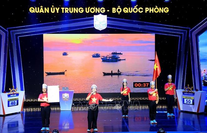 Phần thi Vượt sóng của đội Mắt Biển (Cà Mau). Ảnh: Tuấn Anh - TTXVN
