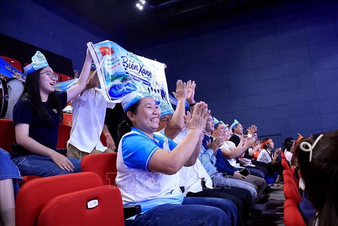 Các cổ động viên cổ động cho các đội tham gia thi đấu. Ảnh: Tuấn Anh - TTXVN