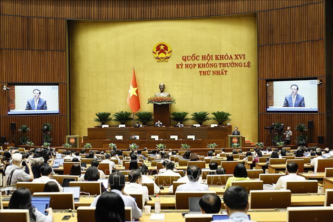 Bộ trưởng Bộ Xây dựng Trần Hồng Minh phát biểu giải trình, làm rõ một số vấn đề đại biểu Quốc hội nêu. Ảnh: Doãn Tấn - TTXVN