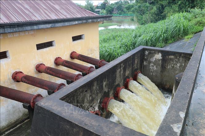 Ứng phó với bão số 4, các công ty khai thác công trình thủy lợi trên địa bàn tỉnh Thanh Hóa đã vận hành 27 trạm bơm tiêu với 83 máy. Ảnh: Khiếu Tư - TTXVN
