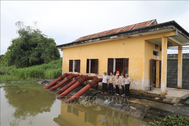 Lãnh đạo Sở Nông nghiệp và Môi trường Thanh Hóa kiểm tra các trạm bơm, cống tiêu thoát nước sáng 22/8. Ảnh: Khiếu Tư - TTXVN