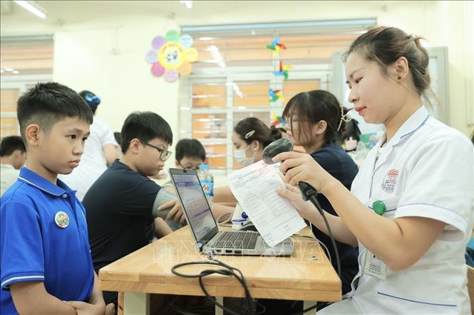 Thông tin của học sinh được cập nhập liên thông dữ liệu với Hệ thống Hồ sơ sức khỏe điện tử thành phố và các nền tảng dùng chung của Bộ Y tế, tích hợp thông tin khám sức khỏe vào Học bạ điện tử để quản lý sức khỏe của trẻ em, học sinh được liên tục theo vòng đời. Ảnh: Minh Quyết - TTXVN