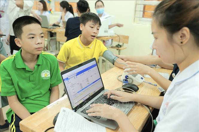 Thông tin của học sinh được cập nhập liên thông dữ liệu với Hệ thống Hồ sơ sức khỏe điện tử thành phố và các nền tảng dùng chung của Bộ Y tế, tích hợp thông tin khám sức khỏe vào Học bạ điện tử để quản lý sức khỏe của trẻ em, học sinh được liên tục theo vòng đời. Ảnh: Minh Quyết - TTXVN