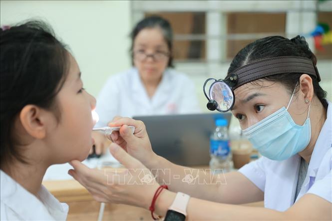 Bác sĩ bệnh viện đa khoa Xanh Pôn khám cho học sinh tại trường THCS Ba Đình ngày 22/8/2026. Ảnh: Minh Quyết - TTXVN