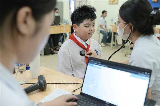 Kết quả khám không chỉ được sử dụng để đánh giá, phân loại tình trạng sức khỏe mà còn được lập, cập nhật vào hồ sơ sức khỏe điện tử và tích hợp thông tin khám sức khỏe vào Học bạ điện tử, phục vụ quản lý sức khỏe trẻ em, học sinh theo vòng đời từ năm 2026. Ảnh: Minh Quyết - TTXVN