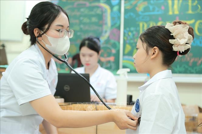 Bác sĩ bệnh viện đa khoa Xanh Pôn khám cho học sinh tại trường THCS Ba Đình ngày 22/8/2026. Ảnh: Minh Quyết - TTXVN