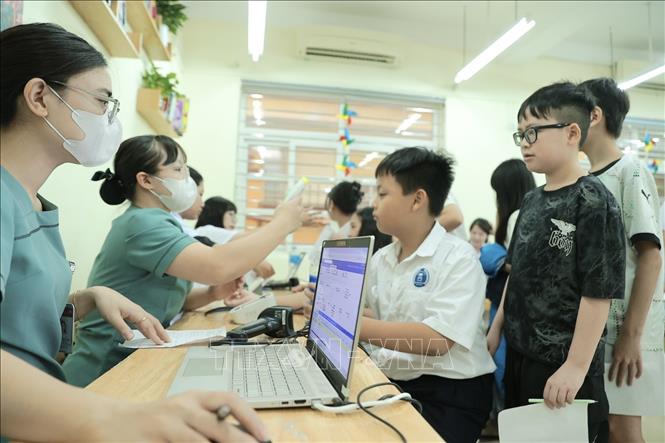 Thông tin của học sinh được cập nhập liên thông dữ liệu với Hệ thống Hồ sơ sức khỏe điện tử thành phố và các nền tảng dùng chung của Bộ Y tế, tích hợp thông tin khám sức khỏe vào Học bạ điện tử để quản lý sức khỏe của trẻ em, học sinh được liên tục theo vòng đời. Ảnh: Minh Quyết - TTXVN