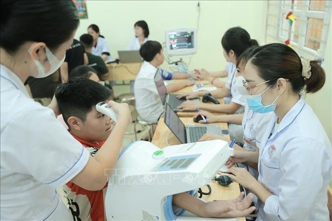 Học sinh đến khám sức khoẻ miễn phí tại trường THCS Ba Đình ngày 22/8/2026. Ảnh: Minh Quyết - TTXVN