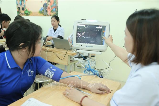Học sinh đến khám sức khoẻ miễn phí tại trường THCS Ba Đình ngày 22/8/2026. Ảnh: Minh Quyết - TTXVN