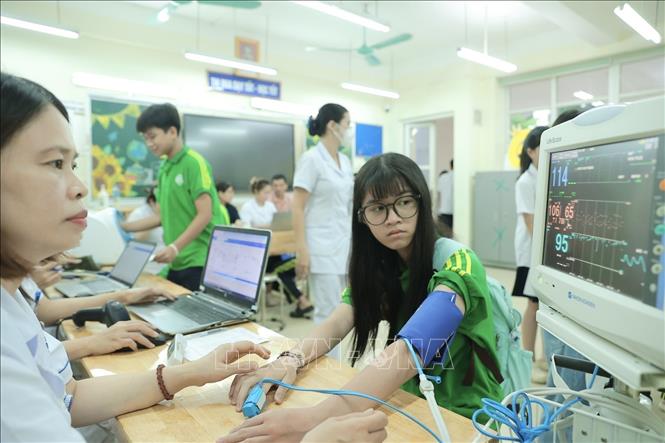 Kết quả khám không chỉ được sử dụng để đánh giá, phân loại tình trạng sức khỏe mà còn được lập, cập nhật vào hồ sơ sức khỏe điện tử và tích hợp thông tin khám sức khỏe vào Học bạ điện tử, phục vụ quản lý sức khỏe trẻ em, học sinh theo vòng đời từ năm 2026. Ảnh: Minh Quyết - TTXVN