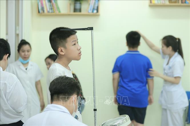 Học sinh đến khám sức khoẻ miễn phí tại trường THCS Ba Đình ngày 22/8/2026. Ảnh: Minh Quyết - TTXVN