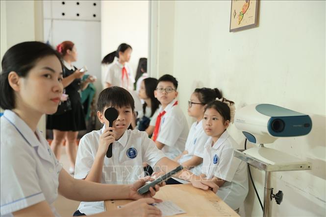 Học sinh đến khám sức khoẻ miễn phí tại trường THCS Ba Đình ngày 22/8/2026. Ảnh: Minh Quyết - TTXVN