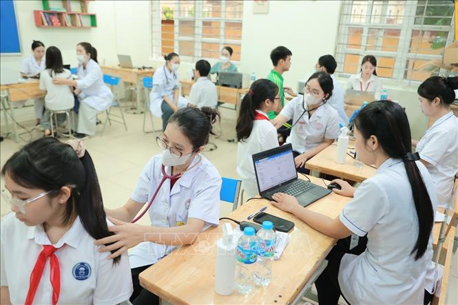 Bác sĩ bệnh viện đa khoa Xanh Pôn khám cho học sinh tại trường THCS Ba Đình ngày 22/8/2026. Ảnh: Minh Quyết - TTXVN