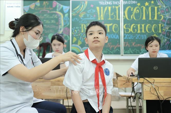 Bác sĩ bệnh viện đa khoa Xanh Pôn khám cho học sinh tại trường THCS Ba Đình ngày 22/8/2026. Ảnh: Minh Quyết - TTXVN