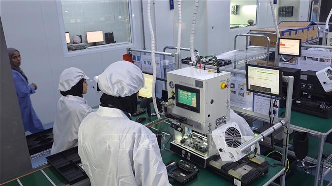 Các thiết bị nhập khẩu có vai trò quan trọng trong hoạt động của nhà máy điện thoại thông minh ở Algeria. Ảnh: Nguyễn An - PV TTXVN tại Algeria