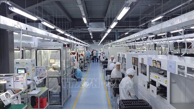Một phân xưởng lắp ráp điện thoại trong nhà máy. Ảnh: Nguyễn An - PV TTXVN tại Algeria