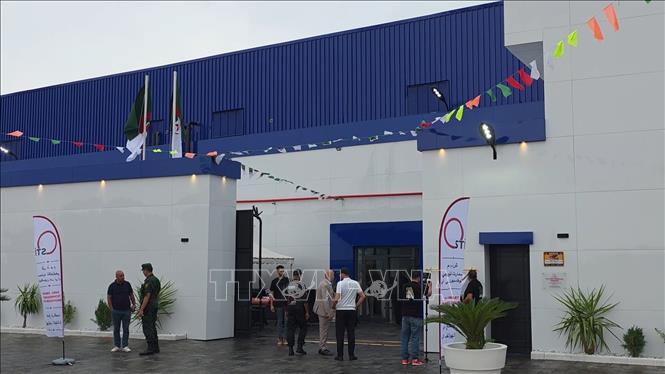 Bên ngoài nhà máy sản xuất điện thoại mới của Algeria. Ảnh: Nguyễn An - PV TTXVN tại Algeria