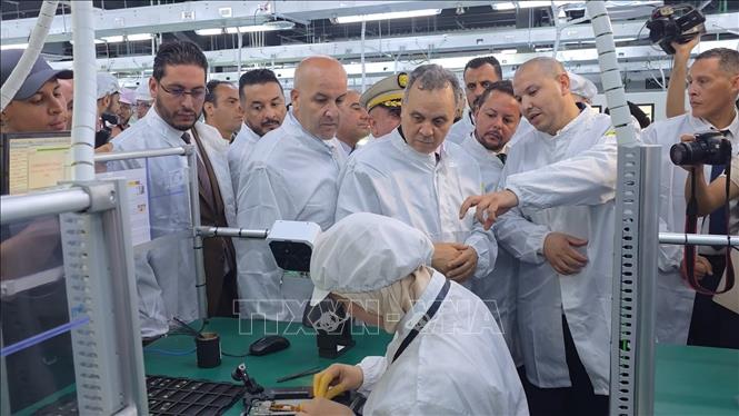 Lãnh đạo tỉnh Oran thăm một phân xưởng nhà máy. Ảnh: Nguyễn An - PV TTXVN tại Algeria