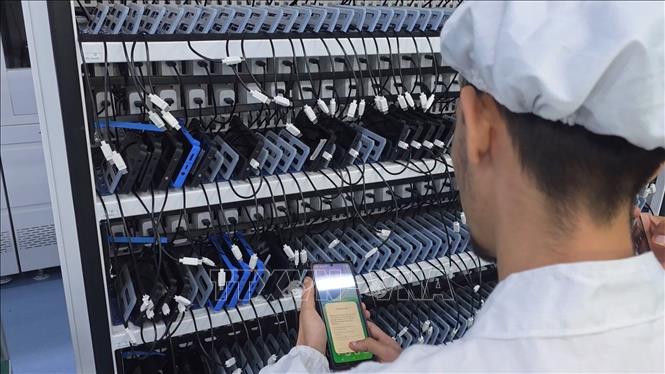 Kỹ sư nhà máy kiểm tra chất lượng sản phẩm. Ảnh: Nguyễn An - PV TTXVN tại Algeria