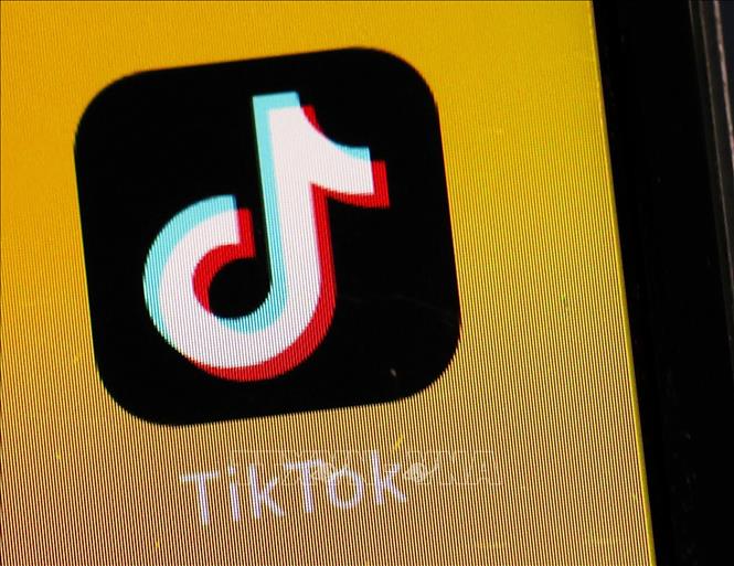 Biểu tượng TikTok trên màn hình điện thoại. Ảnh: Kyodo/TTXVN phát