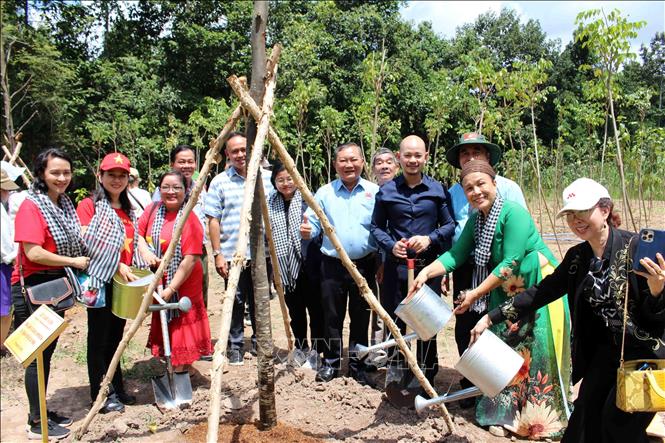 Các đại biểu tham gia trồng cây tại Vườn cây hữu nghị trong Khu di tích lịch sử địa đạo Củ Chi. Ảnh: Xuân Khu - TTXVN