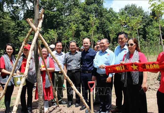 Các đại biểu tham gia trồng cây tại Vườn cây hữu nghị trong Khu di tích lịch sử địa đạo Củ Chi. Ảnh: Xuân Khu - TTXVN