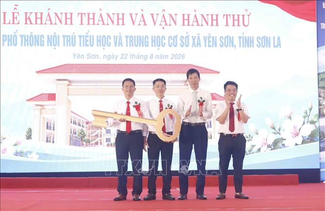 Nghi thức trao chìa khóa bàn giao chìa khóa cho Trường phổ thông nội trú Tiểu học và Trung học cơ sở Yên Sơn. Ảnh: Quang Quyết - TTXVN
