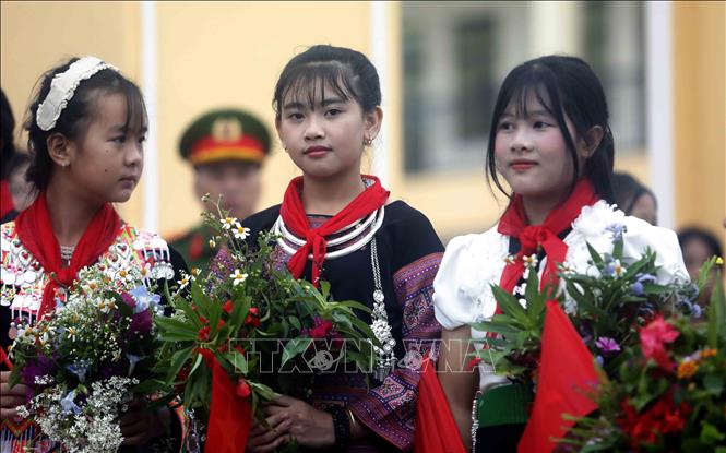 Học sinh Trường phổ thông nội trú Tiểu học và Trung học cơ sở Yên Sơn hân hoan trong ngày khánh thành. Ảnh: Quang Quyết - TTXVN
