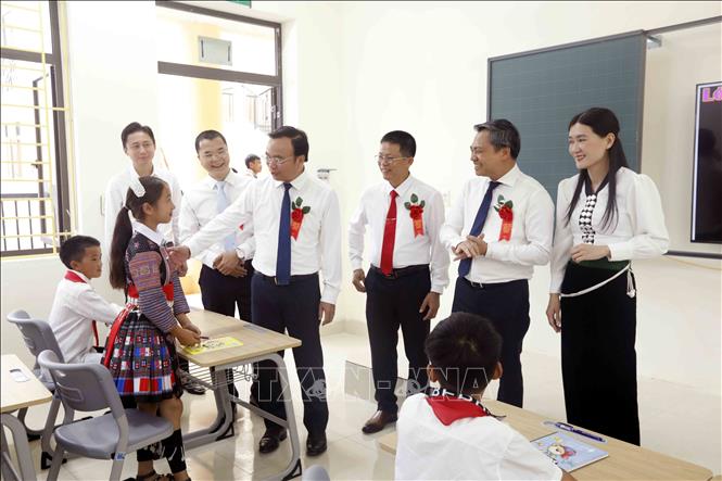 Đại biểu tham quan phòng học tại Trường phổ thông nội trú Tiểu học và Trung học cơ sở Yên Sơn. Ảnh: Quang Quyết - TTXVN