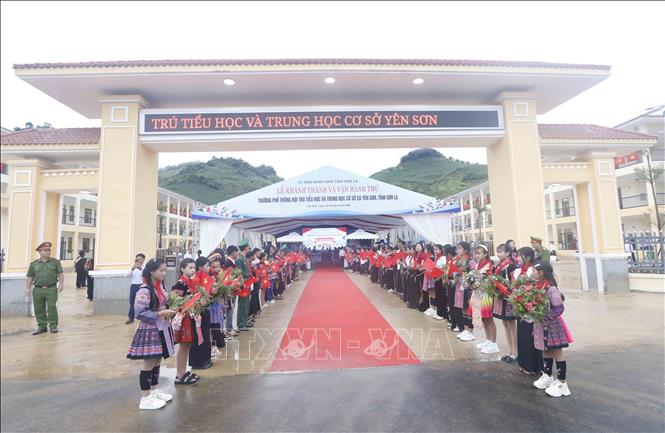 Lễ khánh thành trường phổ thông nội trú Tiểu học và Trung học cơ sở Yên Sơn. Ảnh: Quang Quyết - TTXVN
