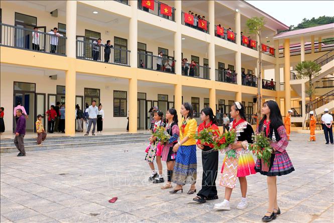 Thầy cô giáo và học sinh Trường phổ thông nội trú Tiểu học và Trung học cơ sở Yên Sơn trong ngày khánh thành. Ảnh: Quang Quyết - TTXVN
