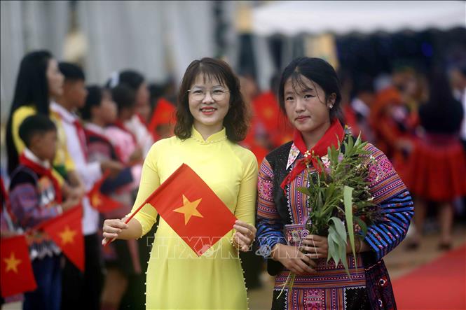 Cô giáo và học sinh Trường phổ thông nội trú Tiểu học và Trung học cơ sở Yên Sơn hân hoan trong ngày khánh thành. Ảnh: Quang Quyết - TTXVN
