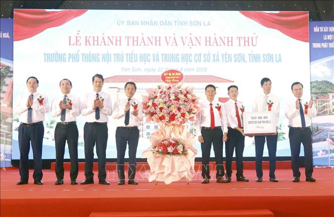Lãnh đạo tỉnh Sơn La tặng hoa chúc mừng Trường phổ thông nội trú Tiểu học và Trung học cơ sở Yên Sơn. Ảnh: Quang Quyết - TTXVN
