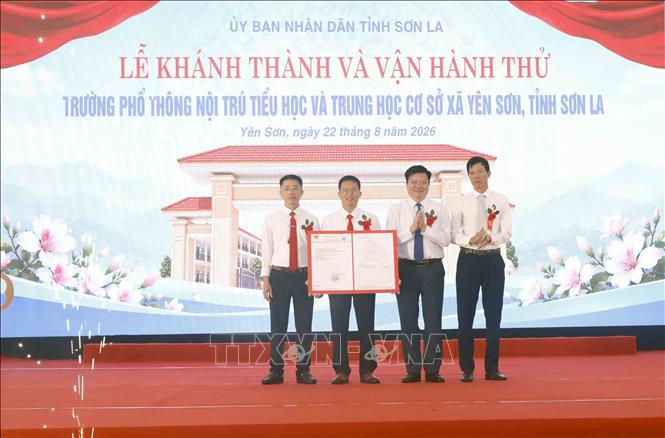 Nghi thức trao quyền sử dụng đất cho Trường phổ thông nội trú Tiểu học và Trung học cơ sở Yên Sơn. Ảnh: Quang Quyết - TTXVN
