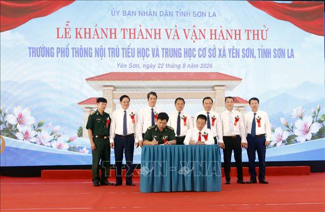 Lễ ký chương trình phối hợp trong năm học 2026-2027 giữa Trường phổ thông nội trú Tiểu học và Trung học cơ sở Yên Sơn và Đồn Biên phòng Chiềng On.  Ảnh: Quang Quyết - TTXVN