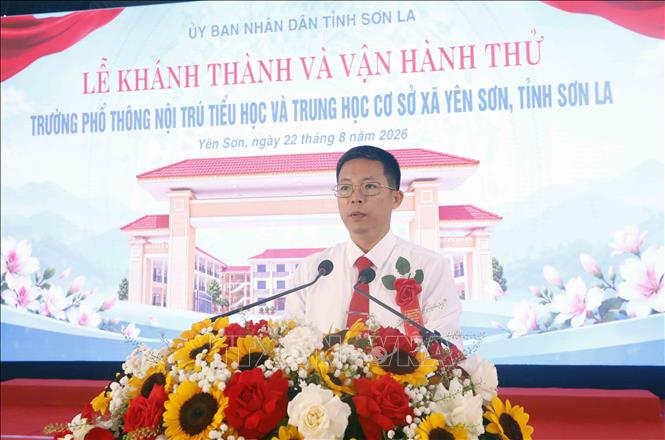 Hiệu trưởng Trường phổ thông nội trú Tiểu học và Trung học cơ sở Yên Sơn Trần Văn Lâm phát biểu. Ảnh: Quang Quyết - TTXVN
