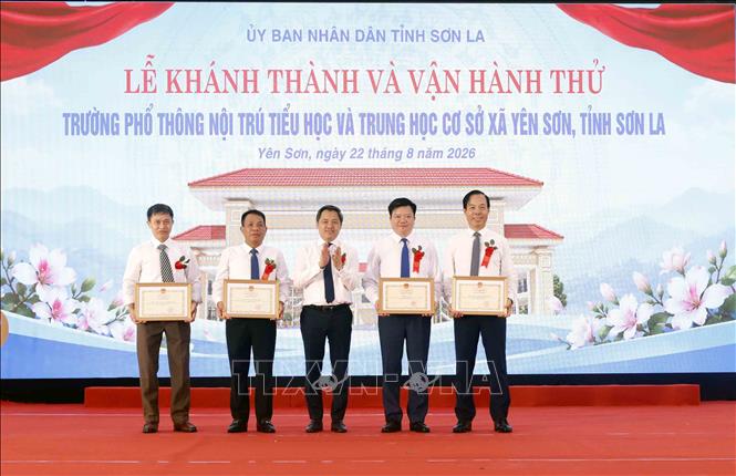 Chủ tịch Ủy ban nhân dân tỉnh Sơn La Nguyễn Đình Việt tặng Bằng khen cho các tập thể. Ảnh: Quang Quyết - TTXVN
