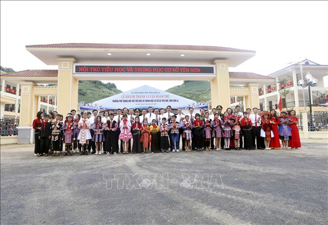 Đại biểu chụp ảnh lưu niệm với thầy và trò nhà trường. Ảnh: Quang Quyết - TTXVN