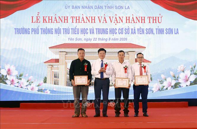 Chủ tịch UBND xã Yên Sơn Lò Thế Thi tặng Bằng khen cho các tập thể. Ảnh: Quang Quyết - TTXVN

