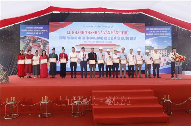 Chủ tịch UBND xã Yên Sơn Lò Thế Thi tặng Bằng khen cho các cá nhân. Ảnh: Quang Quyết - TTXVN
