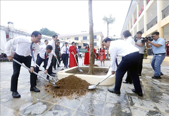Đại biểu trồng cây lưu niệm trong khuôn viên nhà trường. Ảnh: Quang Quyết - TTXVN