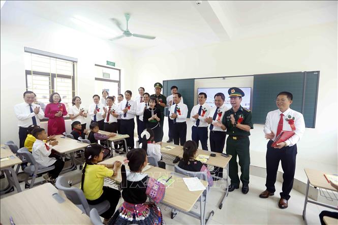 Đại biểu tham quan phòng học tại Trường phổ thông nội trú Tiểu học và Trung học cơ sở Yên Sơn. Ảnh: Quang Quyết - TTXVN