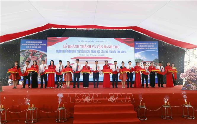 Các đại biểu thực hiện nghi thức khánh thành công trình Trường phổ thông nội trú Tiểu học và Trung học cơ sở Yên Sơn. Ảnh: Quang Quyết - TTXVN
