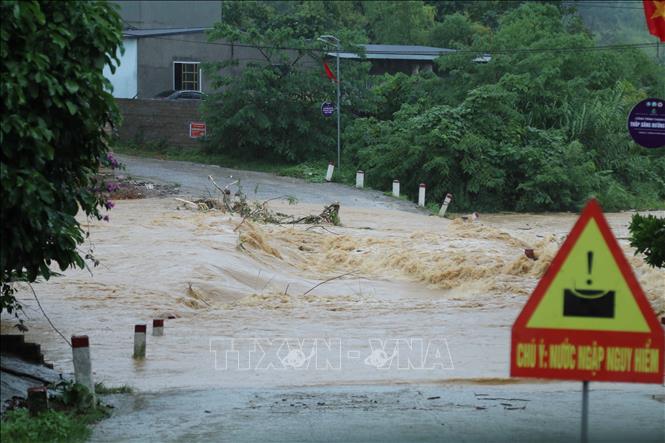Nước lũ lớn qua ngầm tràn khu vực xã Nhân Lý, tỉnh Lạng Sơn. Ảnh: Quang Duy - TTXVN