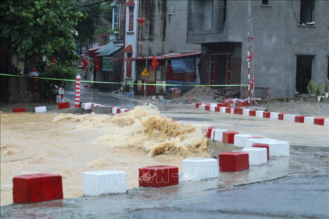 Chính quyền xã Chi Lăng thiết lập hàng rào mềm tại vị trí cầu thôn Trung tâm để hạn chế người và phương tiện qua lại. Ảnh: Quang Duy - TTXVN